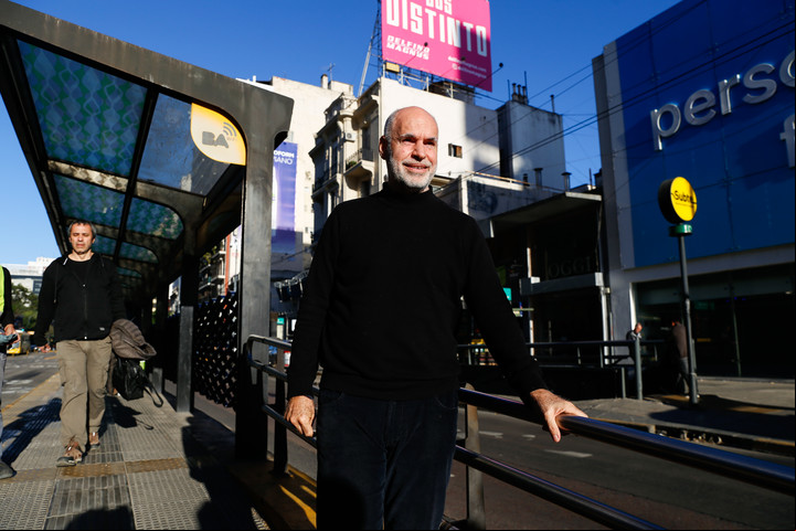 Rodríguez Larreta, caminando por el Metrobus de Cabildo. Foto: Francisco Loureiro.