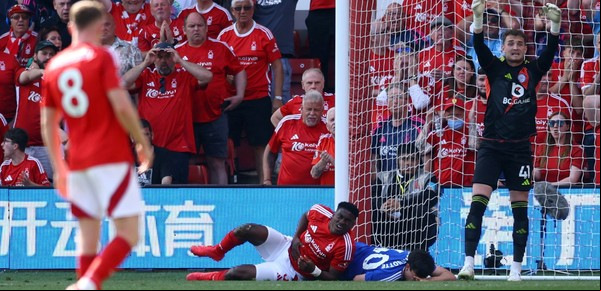 "Delay de bandera": la regla más estúpida del fútbol con VAR dejó en coma a un jugador de la Premier League