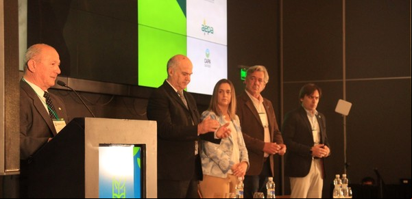 El campo reclamó por menos retenciones y más infraestructura, "para desarrollar el interior productivo"