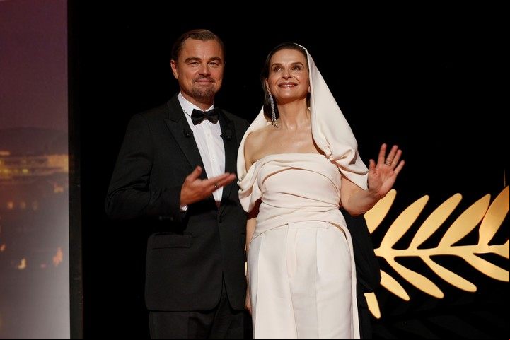 Leonardo DiCaprio junto a la presidenta del Jurado, Juliette Binoche, con vestido de capa. Foto AP