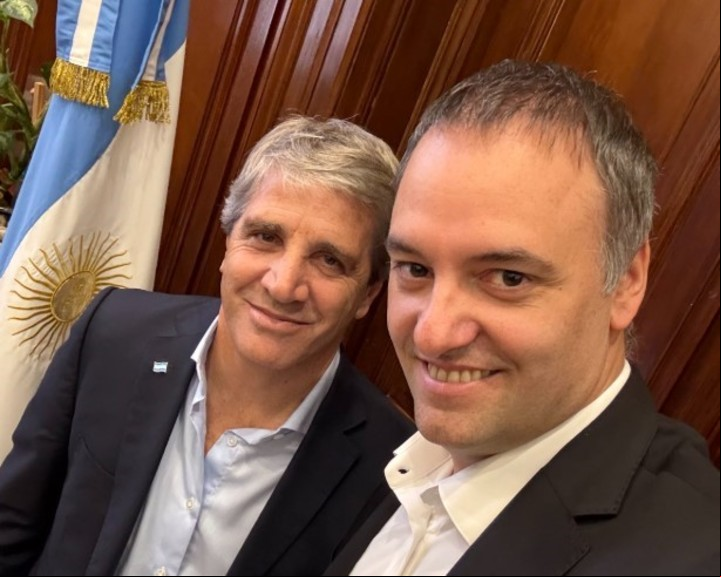 La fotografía que subió Adorni en sus redes sociales previo al anuncio.
