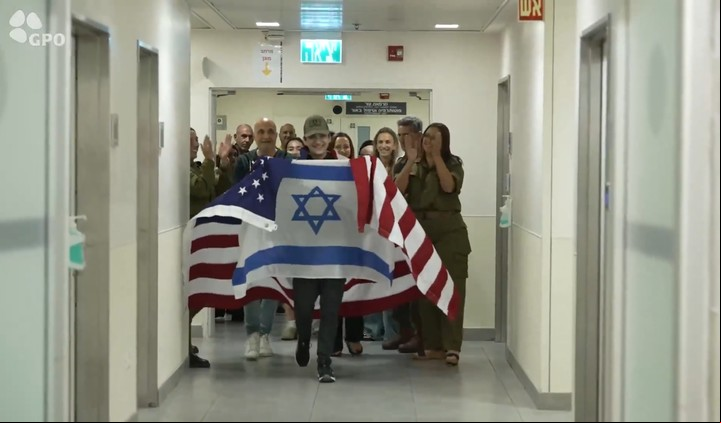 Captura de video tomada de la cuenta en X de la oficina del primer ministro de Israel @IsraeliPM de Edan Alexander (c) tras su liberación camina a encontrarse con sus familiares, en el Tel Aviv Sourasky Medical Center. El grupo islamista palestino Hamás liberó este lunes a Edan Alexander, el último rehén con doble nacionalidad israelí y estadounidense aún con vida, en lo que parece un gesto ante la visita del presidente estadounidense, Donald Trump, a Oriente Medio, que comenzará mañana. EFE/ @israelipm