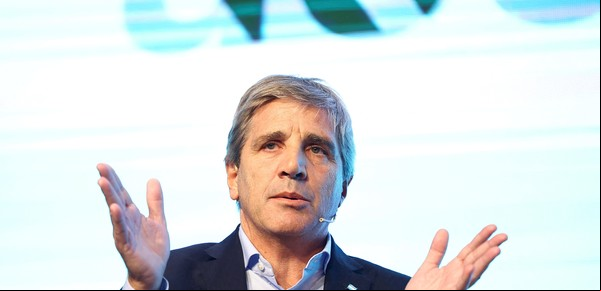 Luis Caputo culpó al kirchnerismo por el riesgo país y explicó por qué van a comprar reservas con el dólar a $ 1.000