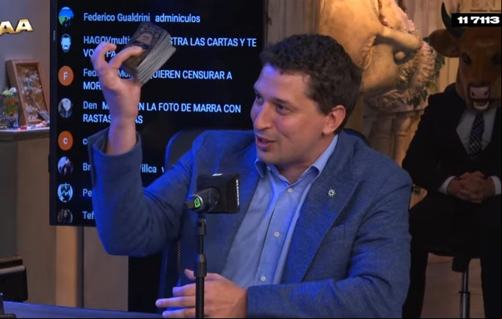 El candidato de Unión Porteña Libertaria presentó sus propuestas en un mazo de cartas coleccionables.