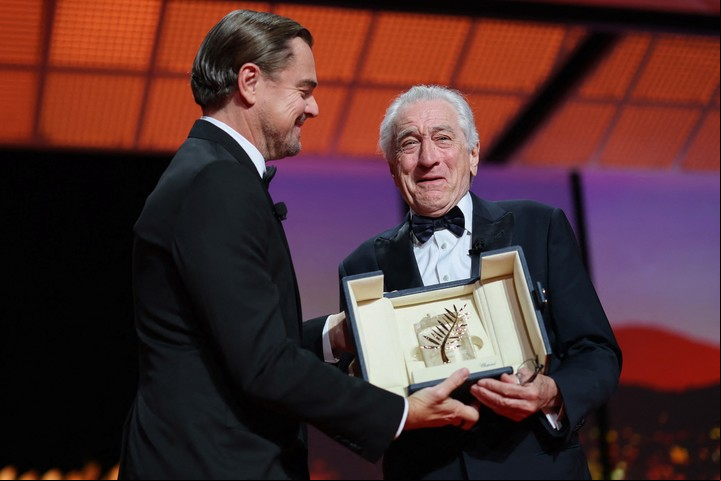 Robert De Niro recibe la Palma de manos de su amigo Leo DiCaprio. Foto Reuters