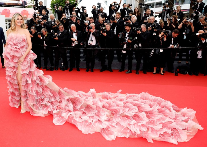 Heidi Klum no debería haber pasado con este vestido de cola, según el nuevo código. Foto EFE