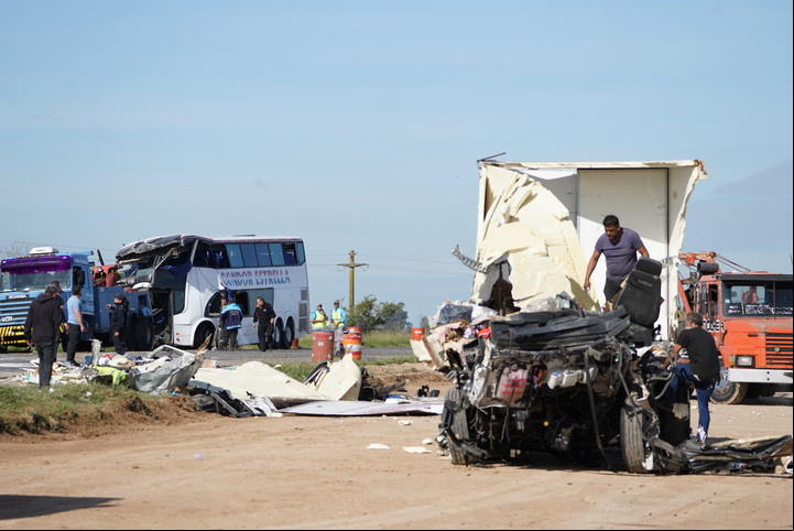 Por el choque hubo cuatro muertos y 15 heridos. Foto: Federico López Claro