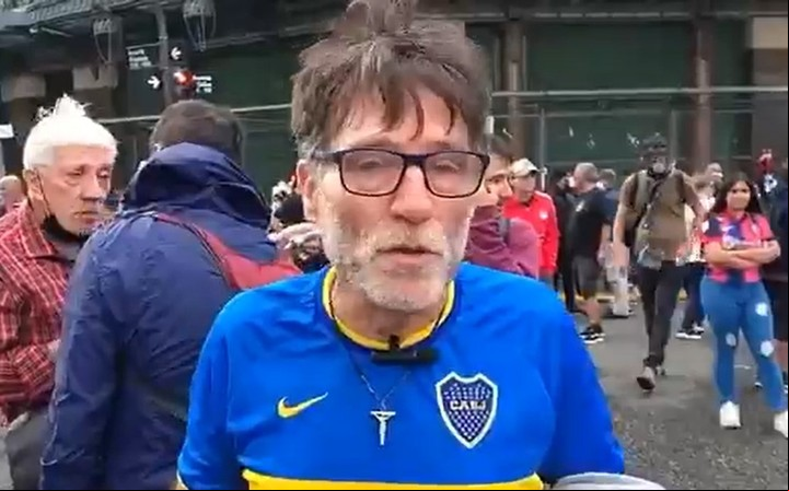 El padre Francisco "Paco" Olveira, durante la marcha de jubilados y barras al Congreso.