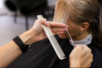 Este es el corte de pelo ideal para el invierno que rejuvenece: cómo hacértelo en la peluquería de los famosos con descuento