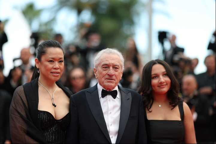 Tiffany Chen, la pareja de De Niro, Robert y Helen Grace De Niro, en la alfombra roja. Foto EFE