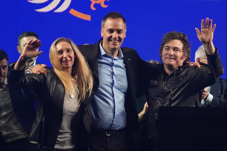 Javier Milei elogió a su hermana Karina y en el acto que compartió con Adorni. También le tiró flores a Santiago Caputo. Foto Juano Tesone