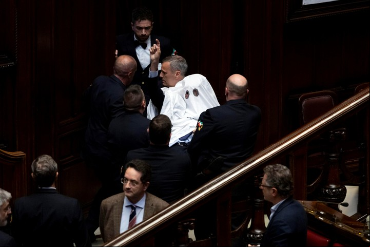 Un diputado italiano se disfrazó de fantasma para protestar contra el gobierno de Giogia Meloni y lo expulsaron de la sesión. Foto EFE
