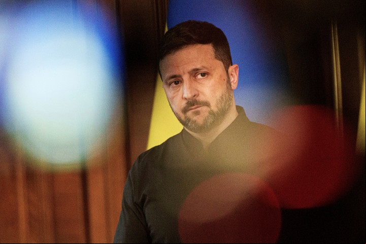 El presidente ucraniano, Volodimir Zelenski, habla con periodistas durante una conferencia de prensa en Kiev, Ucrania. Foto AP