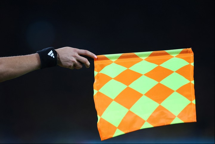 "Delay de bandera", el nuevo concepto que llegó fútbol con el VAR. Foto: REUTERS / Carl Recine.
