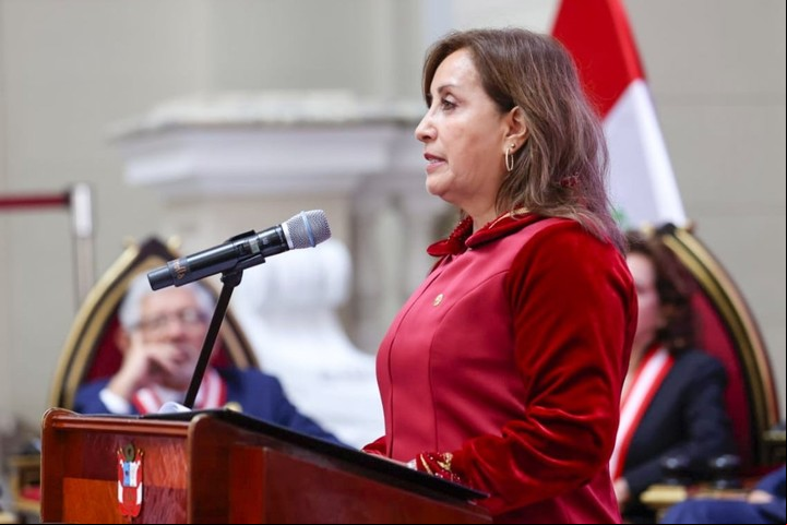 Dina Boluarte, presidenta de Perú, cuya popularidad cayó al 2%