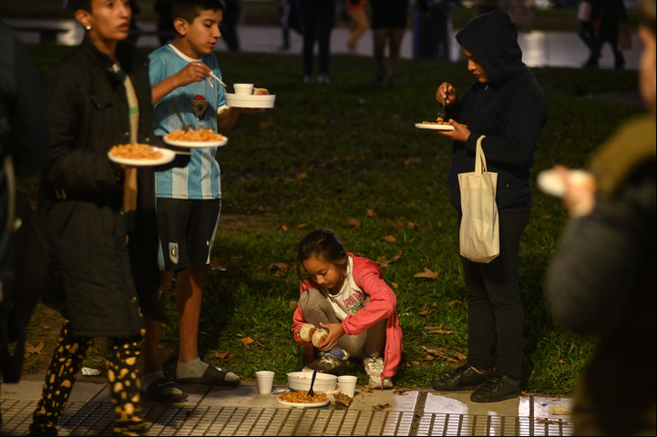 Familias chicos y chicas reciben comida a la noche zona Plaza Mayo . Realizada por Juan Carr
Foto: Federico López Claro