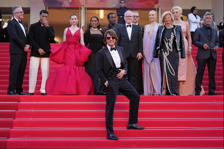 El, al frente. Detrás, el director, el elenco y el director del Festival, Thierry Frémaux. Foto AP
