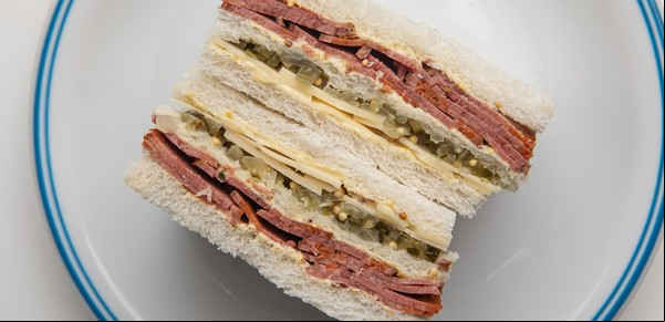 En Palermo, la nueva casa de un gran restaurante judío: panadería con parrilla a leña y desde sándwiches de miga hasta focaccia