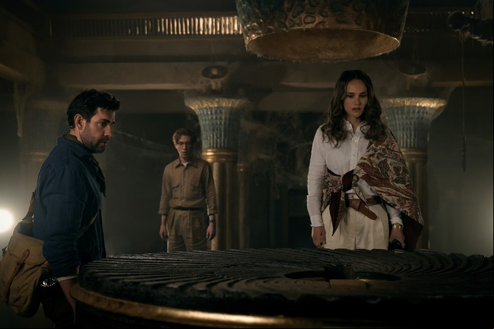 John Krasinski, Domhnall Gleeson y Natalie Portman en "La fuente de la juventud". Apple TV+