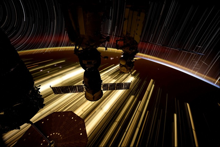 Los detalles de esta fotografía incluyen el resplandor de la atmósfera que divide la Tierra del espacio: amarillo verdoso a una altitud de 75 millas y un tenue tono rojizo a 250 millas sobre la superficie. Foto Don Pettit/NASA