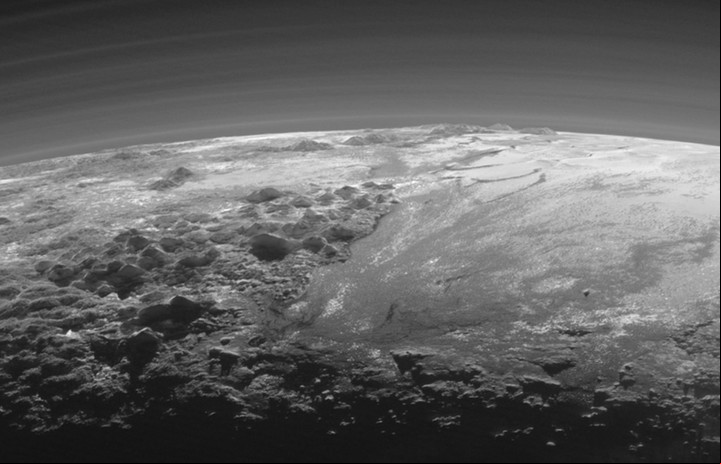 Se ven montañas de hielo que tienen alturas de hasta 3.500 metros (NASA, Johns Hopkins Univ./APL, Southwest Research Institute).