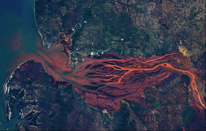 El río Betsiboka, en Madagascar, le recordó al Sr. Pettit los vasos sanguíneos del ojo. Foto Don Pettit/NASA