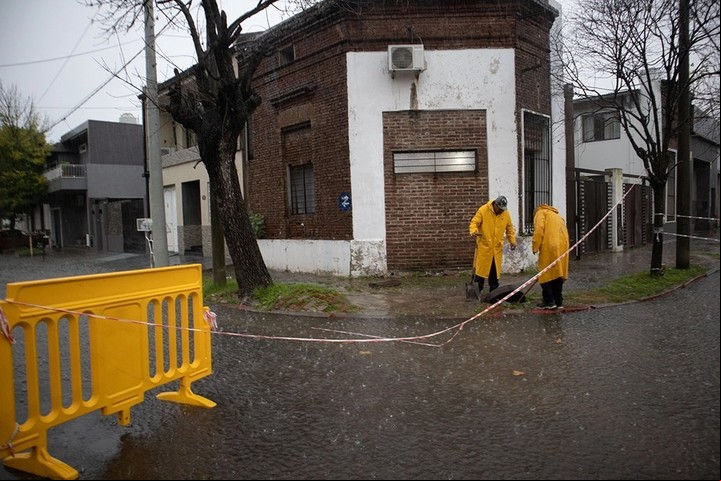Trabajadores municipales limpian sumideros en Zárate ante el fuerte temporal de lluvias.