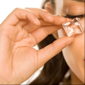 Hielo en la cara: qué opinan los dermatólogos sobre esta tendencia viral