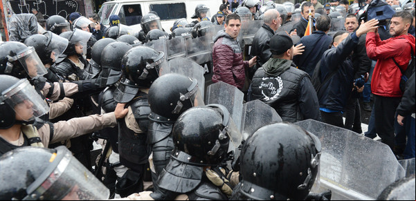 Incidentes y tensión en protesta de colectiveros a metros del Puente Pueyrredón: hirieron a una oficial de Prefectura