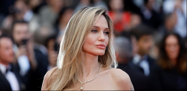 El perfume favorito de Angelina Jolie huele a "alta costura": qué característicos aromas le gustan a la actriz y cómo se llama