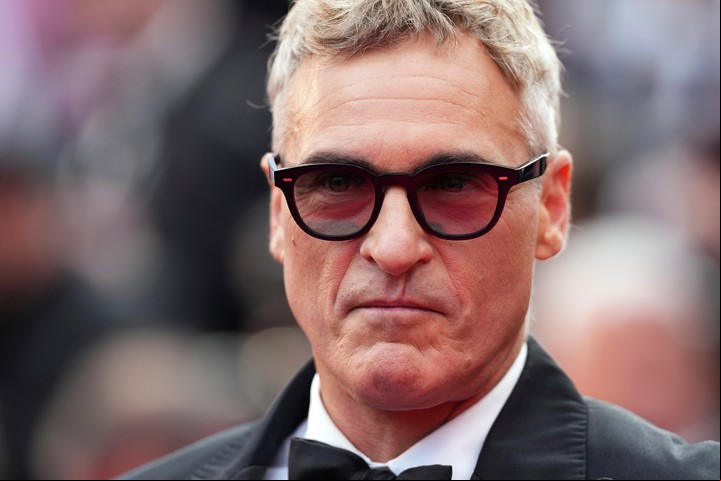 Joaquin Phoenix se puso a lagrimear en medio de la ovación tras la proyección de "Eddington". Foto AP