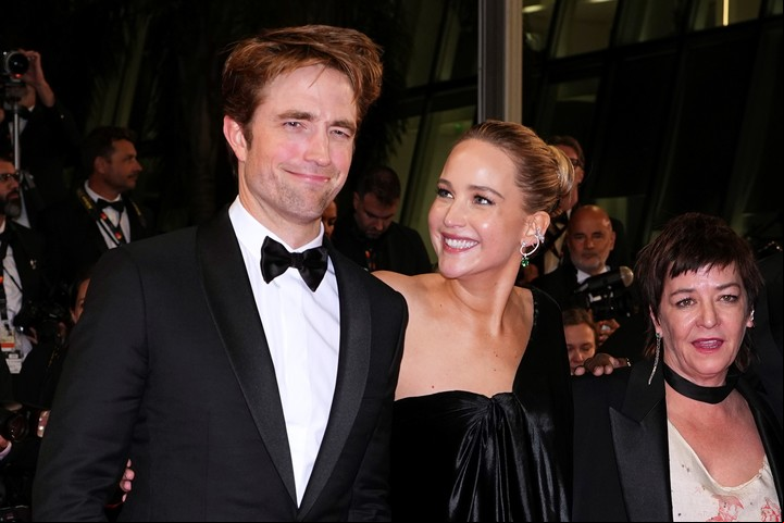 Pero a la salida, llevaba uno negro... Junto a Robert Pattinson y la directora Lynne Ramsay. Foto AP