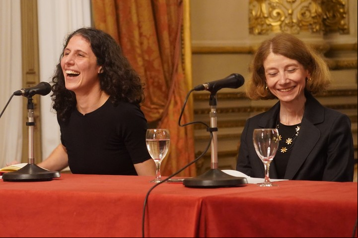 Noche de las Ideas: Paola Tubaro y Julieta Longo, en el Salón Dorado. Foto: Martín Bonetto.