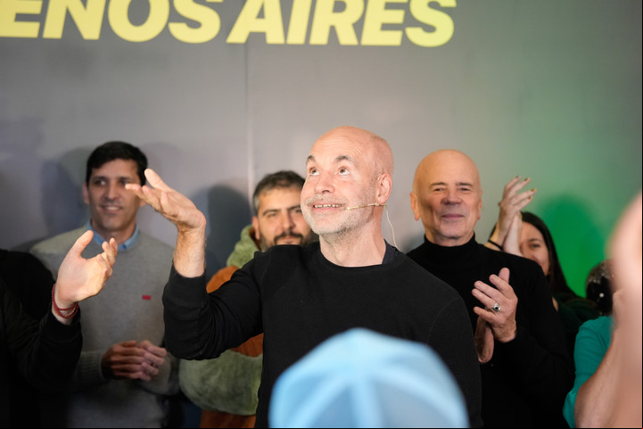 El candidato a legislador Horacio Rodriguez Larreta habla en búnker de su partido Volvamos Buenos Aires. Foto: Julián Cabral