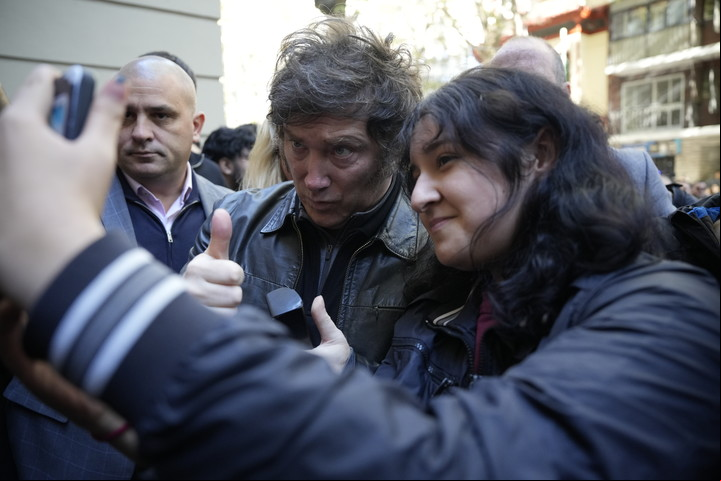 El Presidente se saca una selfie con una joven antes de votar. Foto: Julián Cabral
