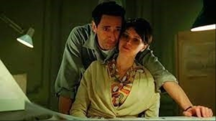 En "El brutalista", Adrien Brody interpreta a un arquitecto húngaro.