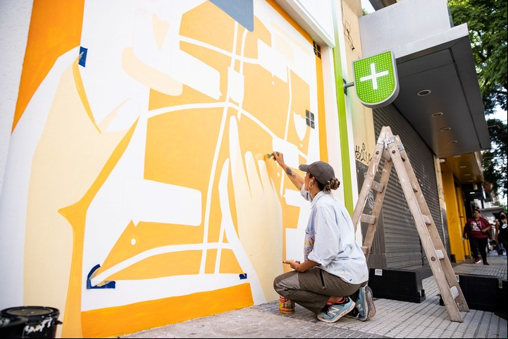 Mural en una de las sucursales de Farmacity.