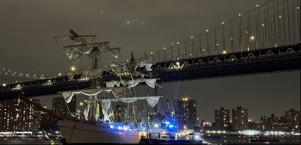 Un buque escuela mexicano chocó contra el puente de Brooklyn, en Nueva York: al menos dos muertos