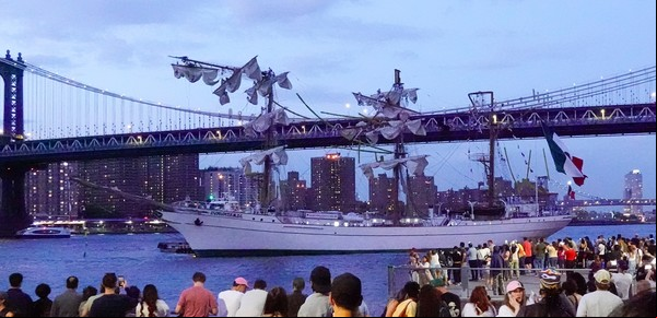 Así se vivió la tragedia y el rescate tras el choque del buque de la Armada de México contra el puente de Brooklyn en Nueva York 