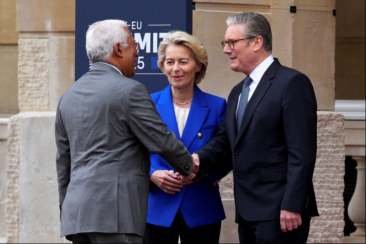 Keir Starmer, Úrsula Van de Layen y Antonio Costa, en Londres. Foto: AP