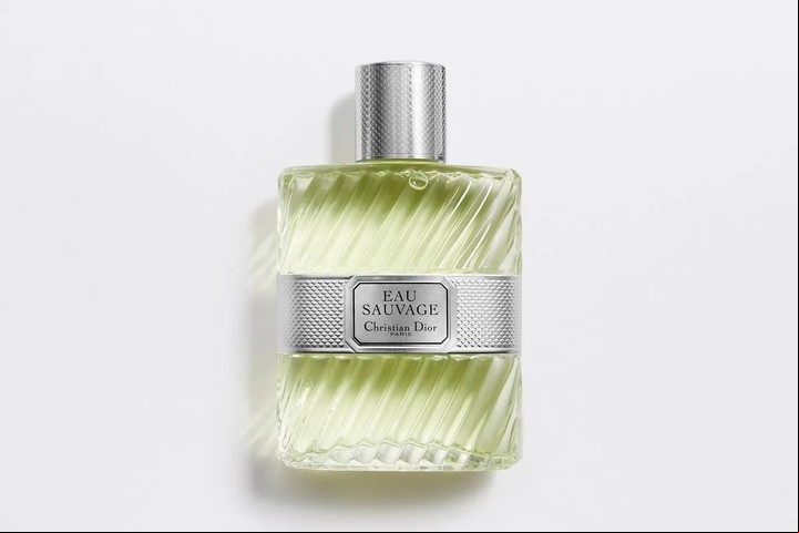 Pasaron más de cinco décadas y Eau Sauvage sigue vigente. Es fresco, elegante y por eso lo eligió el rey. Foto: Dior.
