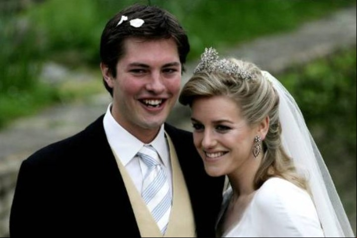 Laura Parker Bowles y Harry Lopes, el día de su boda en Lacock, el 6 de mayo de 2006. Foto: AFP.