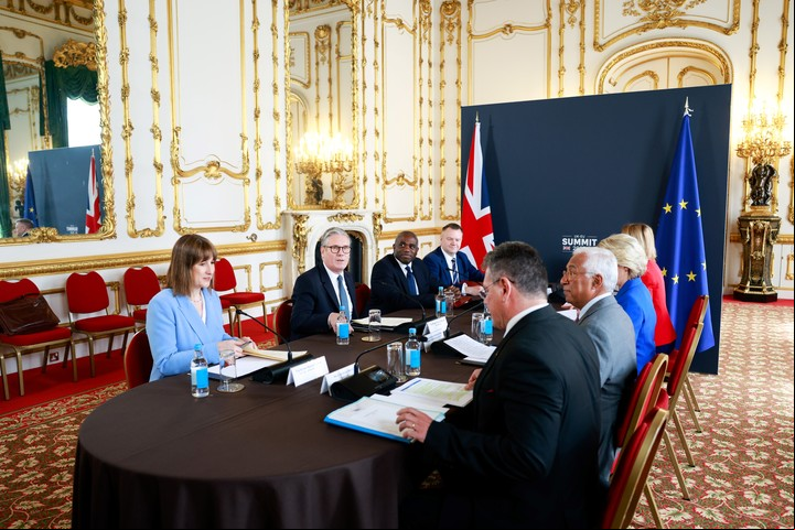 "Es realmente positivo que podamos reunirnos en torno a esta mesa, dijo Starmer. Foto: EFE
