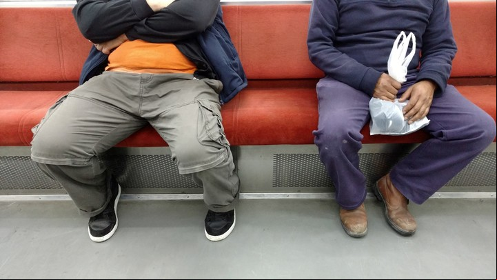 La posición de los pies indican si una persona miente o no.