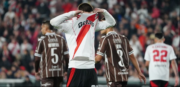 Platense tuvo justicia divina en el Monumental: eliminó por penales a River pese al grosero error del árbitro y jugará contra San Lorenzo