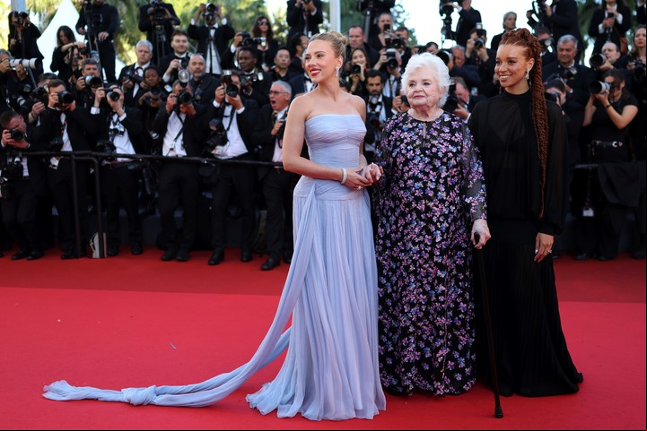 Scarlett Johansson y sus protagonistas, June Squibb y Erin Kellyman. Foto AP