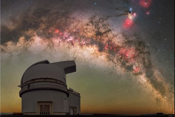 La foto NASA del día: la Vía Láctea sobre un telescopio de Hawái