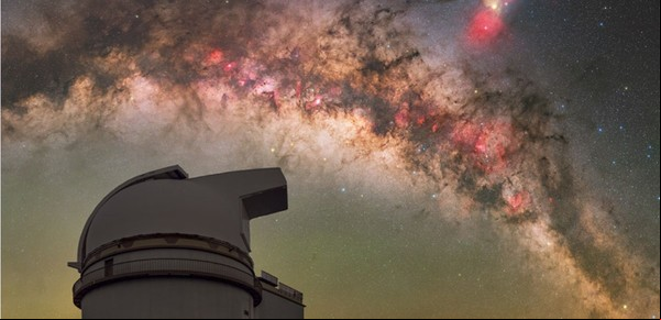 La foto NASA del día: la Vía Láctea sobre un telescopio de Hawái