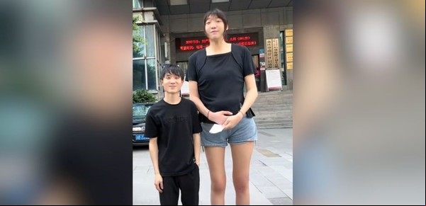 Él mide 1.68 metros y ella, 2.20 metros: son una famosa pareja y ahora revelan los problemas que afrontan