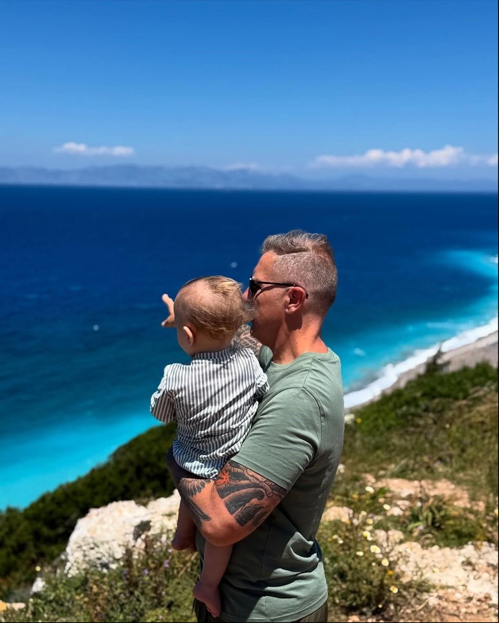 Alejandro Fantino y su hijo Beltrán, en la Isla de Rodas. Foto: Instagram.